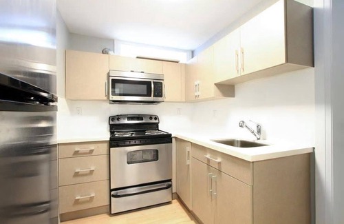 Riley Park-Little Mountain House | 2 bdrm private suite Cambie Village/Trendy Main