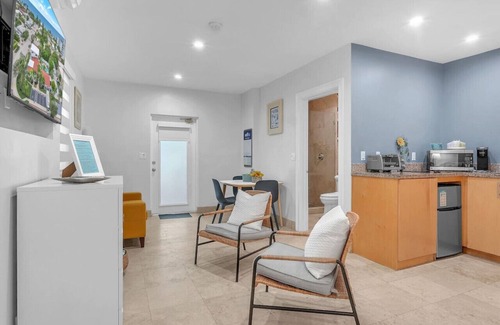 Lauderdale-by-the-Sea Apartment | 2 - Beach Suite at Hotel Seacrest