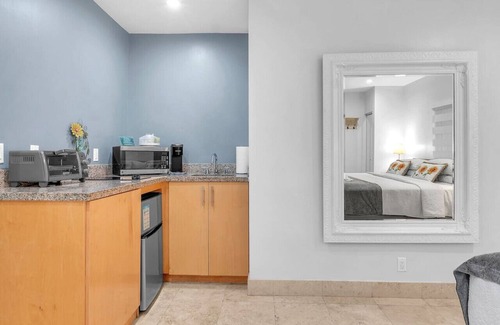 Lauderdale-by-the-Sea Apartment | 2 - Beach Suite at Hotel Seacrest