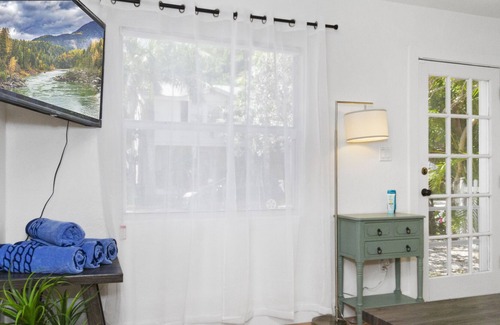 Pass-a-Grille Villa | 2 Bed/1 Bath Villa in Historic Pass-A Grille. Walk to the beach and shops!