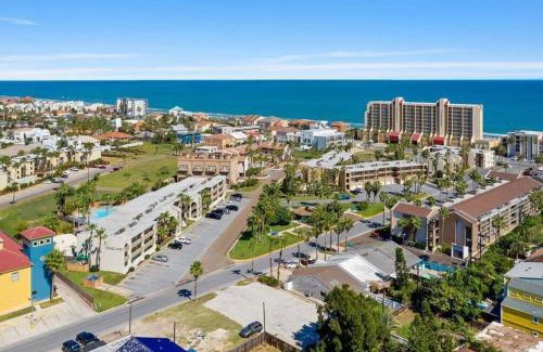 South Padre Island House | 2 Bed 2 Bath Condo by Beach with Resort Pool