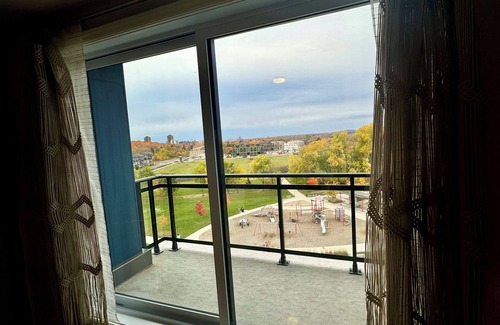 Ottawa Division Condo | 2 bed 2 bath Furnished Monthly Rental