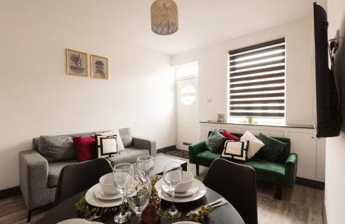 Offerton House | 2 Bed 2 Bath Home, Garden, Parking, Sleeps 6, Fast Wifi, Smart TV