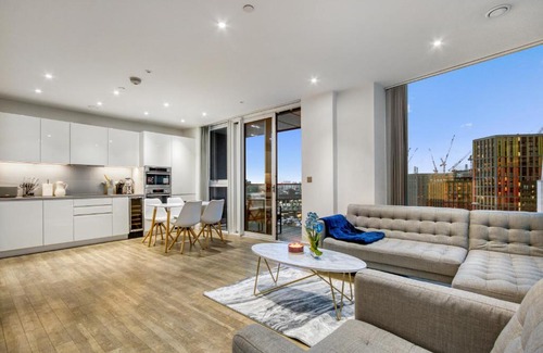 Vauxhall Apartment | 2 Bed 2 Bath Next to Nine Elms Station - Zone 1