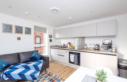 Chapeltown Apartment | 2 Bed 2 Bath | Parking | EV Plug | WiFi | En-suite's | Master King Size Bed