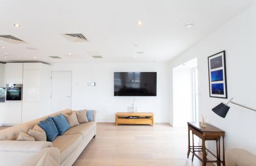 Clapham Apartment | 2 Bed 2 Bath Penthouse With Amazing Views with Free Parking