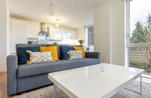 London Borough of Hounslow Apartment | 2 Bed-2 Bath-sleeps 6-free Parking-free Gym Access -wifi