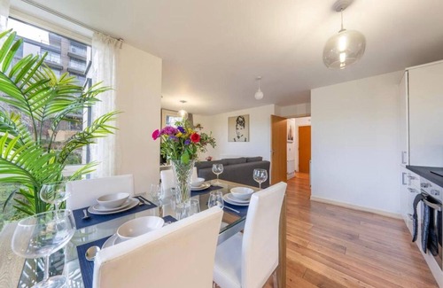 London Borough of Hounslow Apartment | 2 Bed-2 Bath-sleeps 6-free Parking-free Gym Access -wifi