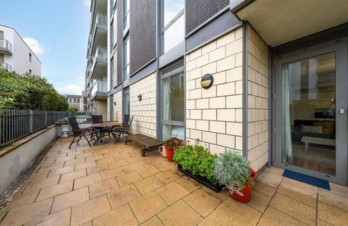 London Borough of Hounslow Apartment | 2 Bed-2 Bath-sleeps 6-free Parking-free Gym Access -wifi