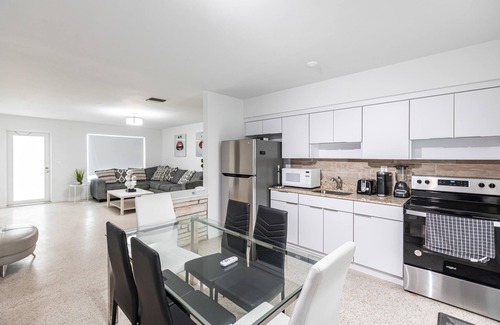 Sunny Isles Beach Ski Chalet | 2 bed 2 bath Beach 1 min walk SEPT Book 3 Nights 100 OFF