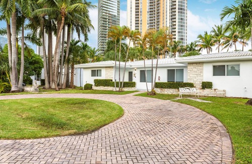 Sunny Isles Beach Ski Chalet | 2 bed 2 bath Beach 1 min walk SEPT Book 3 Nights 100 OFF