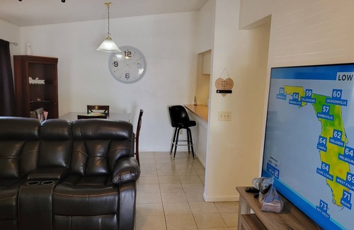 Lakeland Apartment | 2 bed 2 bath, Whole apartment, fully stocked kitchen and baths.