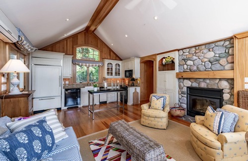 Port Carling Cottage | 2 bed 3 bath boathouse plus bunkie on a beautiful Lake Rosseau frontage!