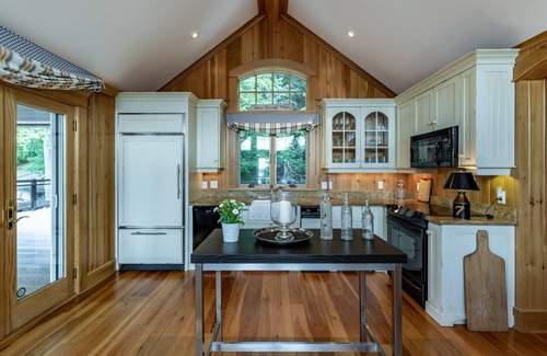Port Carling Cottage | 2 bed 3 bath boathouse plus bunkie on a beautiful Lake Rosseau frontage!
