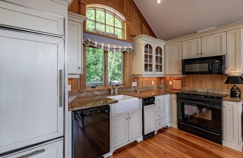 Port Carling Cottage | 2 bed 3 bath boathouse plus bunkie on a beautiful Lake Rosseau frontage!