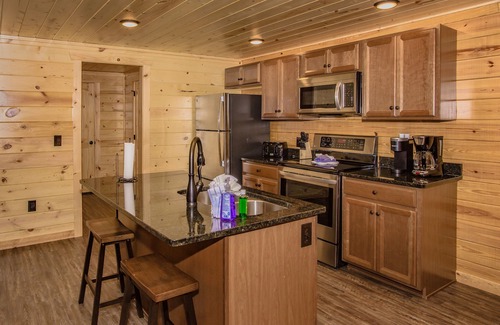 White Oak Lodge Cabin | 2 bed and 2 bath log Cabin located in the highly sought after White Oak Resort