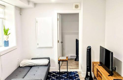 Grandview-Woodland Apartment | 2 Bed Apartment Free Parking Central Location