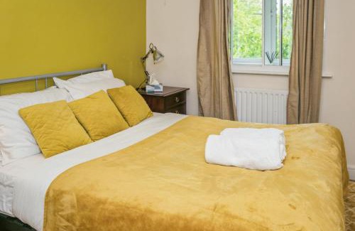 Hatfield Apartment | 2 Bed Apartment - Sleeps 5 - Pets - Parking - Wifi