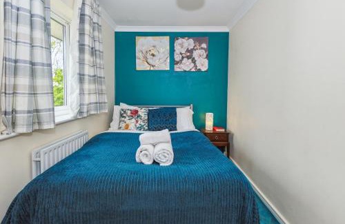 Hatfield Apartment | 2 Bed Apartment - Sleeps 5 - Pets - Parking - Wifi