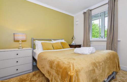 Hatfield Apartment | 2 Bed Apartment - Sleeps 5 - Pets - Parking - Wifi