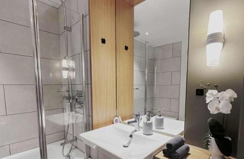 Canning Town Apartment | 2-Bed Apt Sleeps 4 -Private Parking -WiFi & Tv