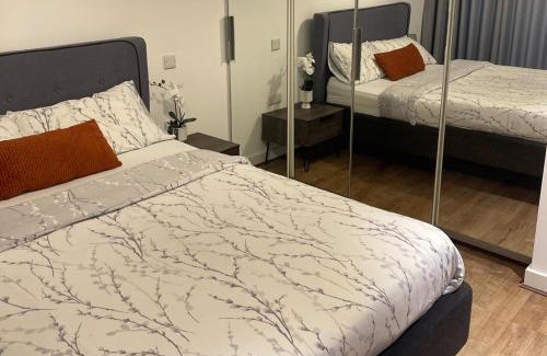 Canning Town Apartment | 2-Bed Apt Sleeps 4 -Private Parking -WiFi & Tv