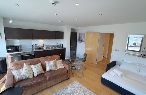 Camden Town with Primrose Hill Apartment | 2-bed Apt, Sleeps 7, 5 Mins to Camden Market