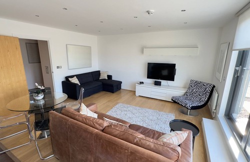 Camden Town with Primrose Hill Apartment | 2-bed Apt, Sleeps 7, 5 Mins to Camden Market