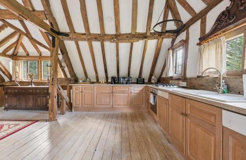 Windlesham House | 2-Bed Barn Escape, Private Drive and Gardens