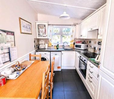 Bideford House | 2-Bed Bungalow Retreat, Welcombe