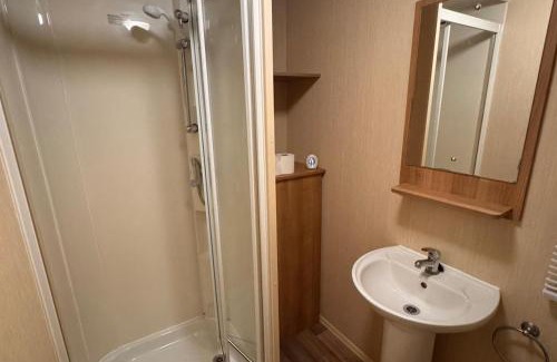 Towyn Ski Chalet | 2 Bed Caravan on Lyons Winkups Sleeps 6