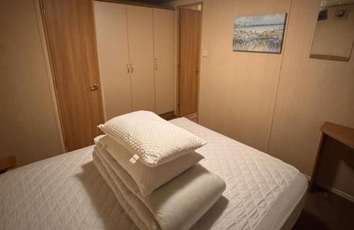 Towyn Ski Chalet | 2 Bed Caravan on Lyons Winkups Sleeps 6