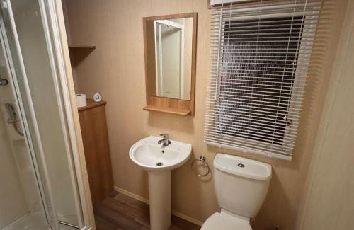 Towyn Ski Chalet | 2 Bed Caravan on Lyons Winkups Sleeps 6