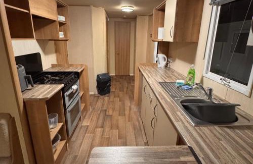 Towyn Ski Chalet | 2 Bed Caravan on Lyons Winkups Sleeps 6