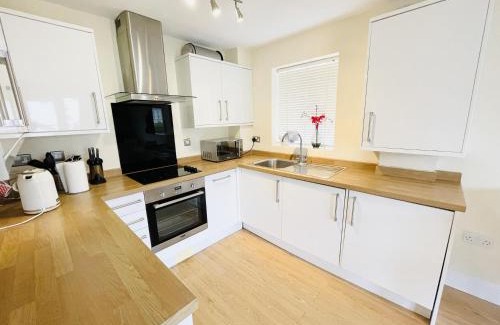 Southbourne Apartment | 2-Bed Coastal Retreat - Sleeps 4 & Parking