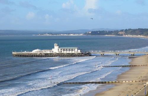 Southbourne Apartment | 2-Bed Coastal Retreat - Sleeps 4 & Parking