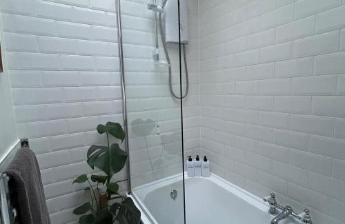 Tynemouth House | 2 Bed Cottage - Sleeps 4 - Wifi - Parking