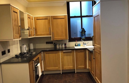 Bellahouston Cottage | 2-Bed Cottage, Sleeps 4, 10 mins to Glasgow Centre