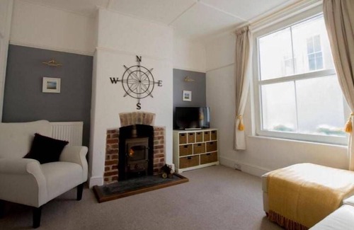 Flushing House | 2 bed cottage, sleeps 6, waterside location, log fire, dogs welcome