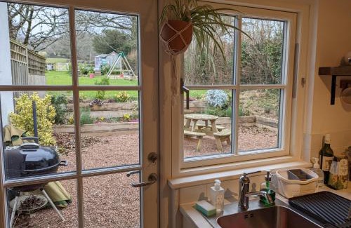 Newton Abbot House | 2 Bed Cottage - Sleeps 4 - Garden Pets Wifi