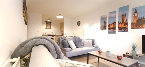 Crawley Apartment | 2 Bed Crawley Apt - Near Gatwick