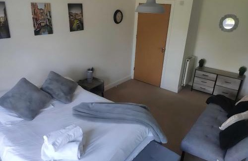 Crawley Apartment | 2 Bed Crawley Apt - Near Gatwick