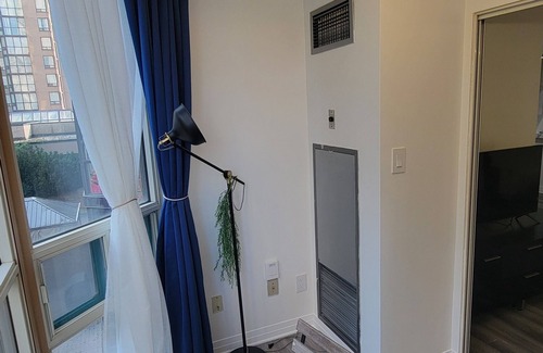 Downtown Mississauga Apartment | 2 BED + DEN , 2 BATH spacious condo near Square one