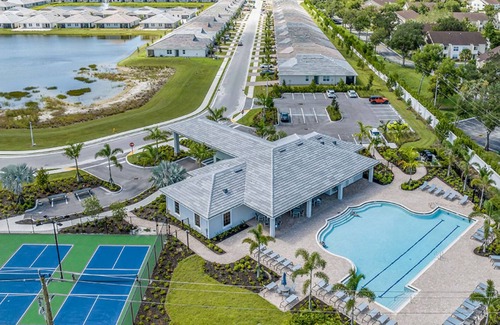 Naples Villa | 2 Bed + Den, 2 Bath Villa