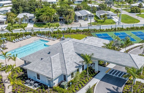 Naples Villa | 2 Bed + Den, 2 Bath Villa