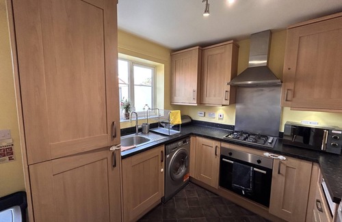 Slough House | 2 Bed End Terrace M4 M25 Heathrow Windsor & London