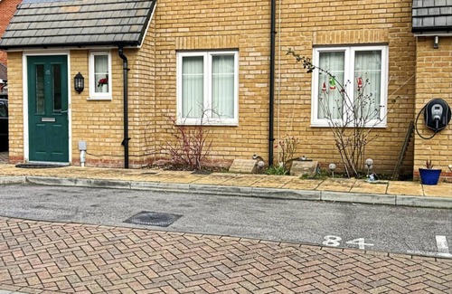 Slough House | 2 Bed End Terrace M4 M25 Heathrow Windsor & London