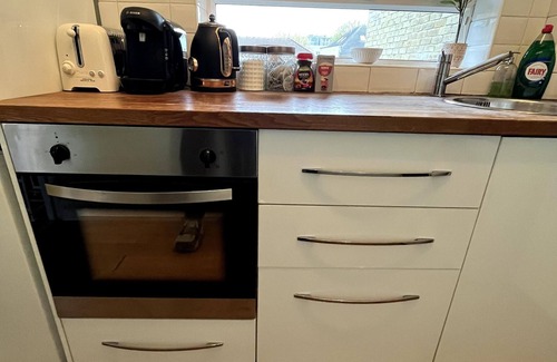 Fairfield Apartment | 2 Bed Flat - 9-12 Mins to Central London Sleeps 4