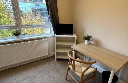 Fairfield Apartment | 2 Bed Flat - 9-12 Mins to Central London Sleeps 4
