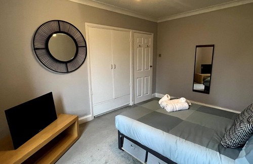 Fairfield Apartment | 2 Bed Flat - 9-12 Mins to Central London Sleeps 4